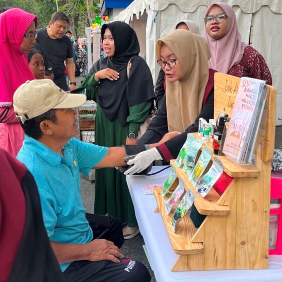 Sambil Olahraga, Warga Manfaatkan Cek Kesehatan dari SMK Al-Irsyad Surabaya