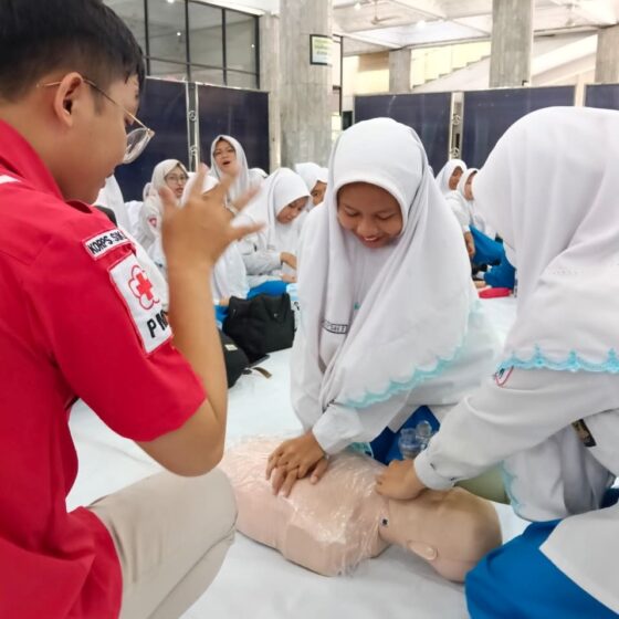 Membentuk Generasi Tanggap Darurat: SMK Al Irsyad Surabaya Bekali Keterampilan Gawat Darurat